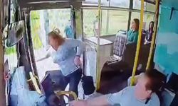 Kapısı açık ilerleyen yolcu otobüsünden düşen kadın ağır yaralandı