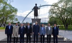 TBMM Başkanı Kurtulmuş, Astana’daki Atatürk Anıtı’nı ziyaret etti