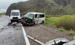 Ağrı'da hafif ticari araç ile minibüs çarpıştı: 2 ölü, 5 yaralı