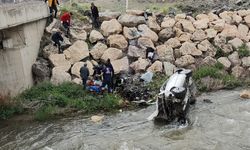 Erzincan'da otomobil dereye devrildi: 1 kişi öldü, 1 kişi yaralandı
