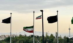 İran'da bayraklar yarıya indirildi