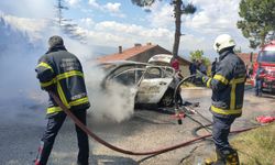 Tokat'ta hareket halindeki otomobil alev alev yandı