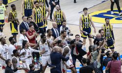 Fenerbahçe Beko - Monaco maçının ardından saha karıştı