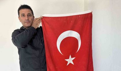 Gazetecinin Türk bayrağı hassasiyeti görenleri duygulandırdı