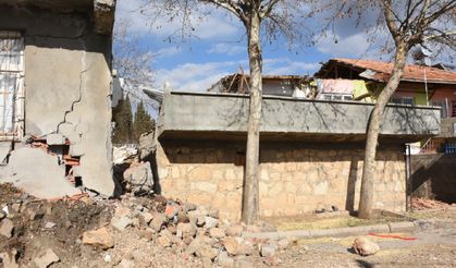 Deprem fay hattının üzerindeki evi ikiye böldü!