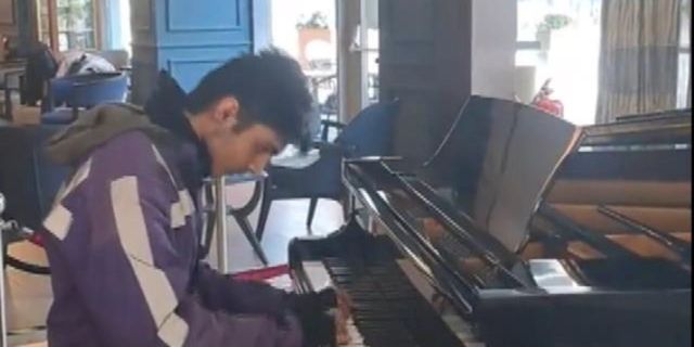 Sosyal medyada gündem olan piyanist kurye: Kendi kendime çalmayı öğrendim
