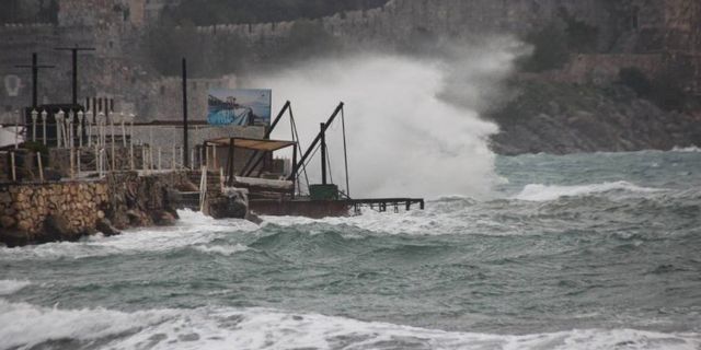 ‘Turuncu’ kod verilen Antalya’da etkili fırtına