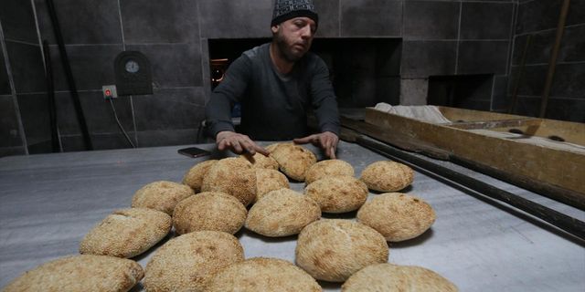 Atalarının Mehmetçik için yaptığı "seferberlik çöreği"ni depremzedelere gönderiyorlar