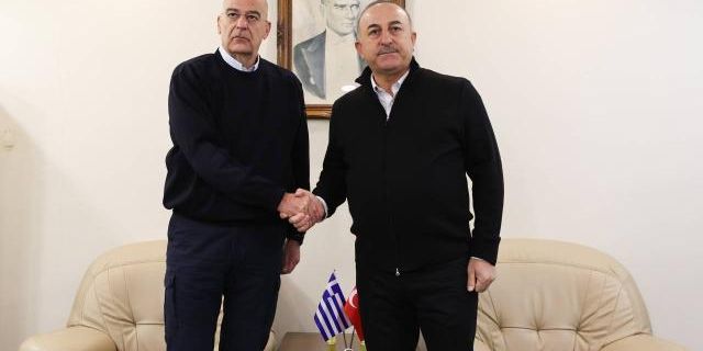 Bakan Çavuşoğlu Yunan mevkidaşı ile görüştü