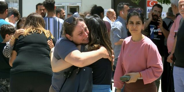 Hatay'da depremzede seçmenler dostlarıyla hasret giderdi