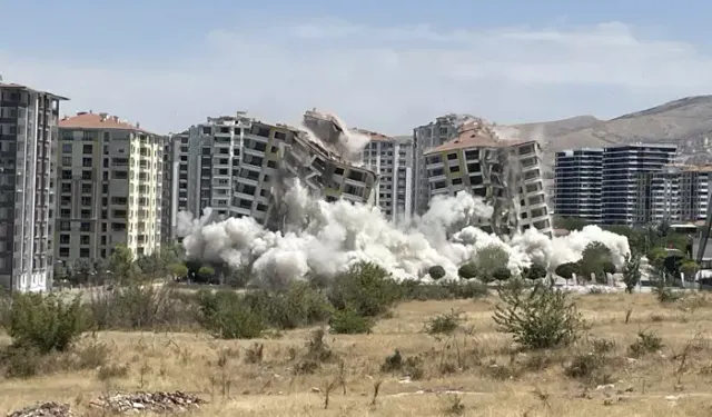 Asrın felaketinin izleri siliniyor: Ağır hasarlı binalar patlayıcıyla yıkıldı