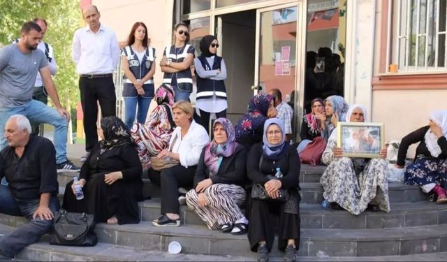 Diyarbakır anneleri teröre diz çöktürüyor! Bir aile daha evladına kavuştu