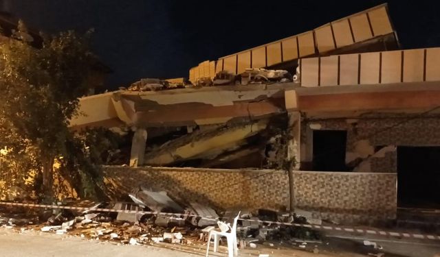 Hatay'da depremlerde ağır hasar alan bina çöktü