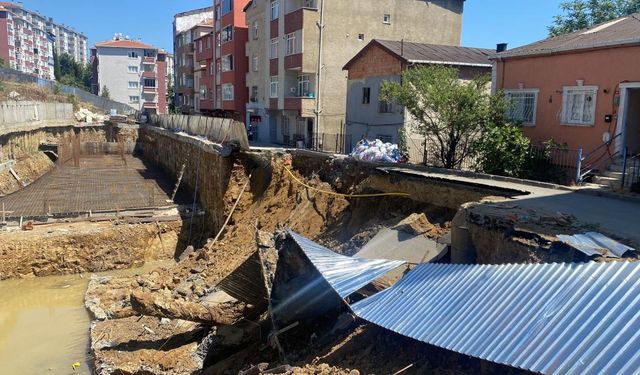 İstanbul'da yol çöktü: Çevredekiler dairelerini tahliye etti