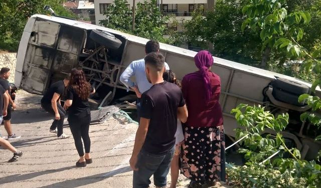 Karaman'da tur otobüsü devrildi: 3'ü ağır 26 kişi yaralandı