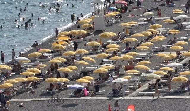 Antalya’da eylül ayının sonunda yaz havası: Sıcaklık 40 dereceyi gördü