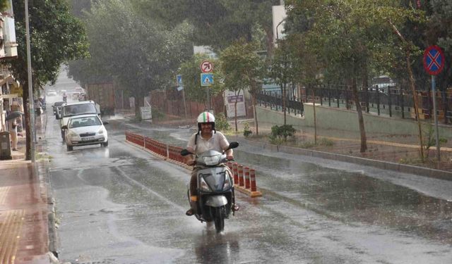 Aydın’da sağanak yağış vatandaşları serinletti