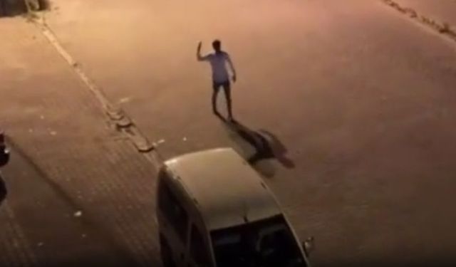 İnşaat işçisi genç, gece yarısı sokakta söylediği şarkıyla viral oldu! Ferdi Tayfur'dan bir isteği var