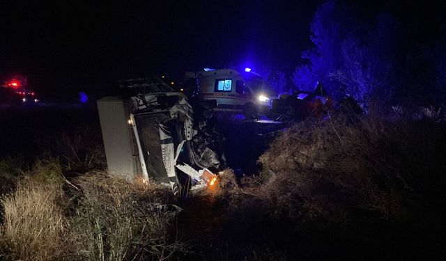 Isparta'da otomobille kamyonetin çarpıştığı kazada 3 kişi öldü