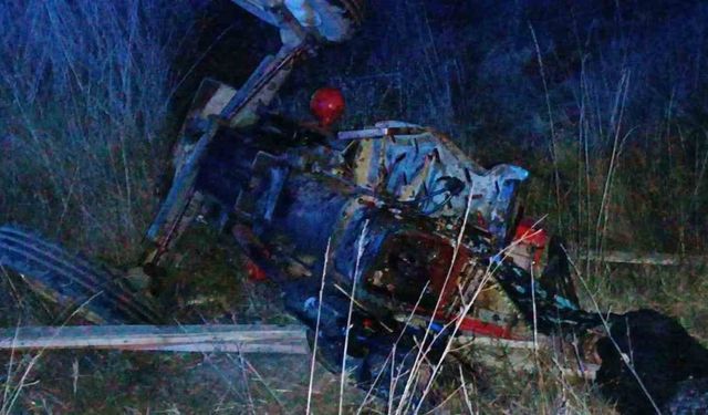Gediz’de tır park halindeki traktörü biçti: 2 ölü, 1 yaralı