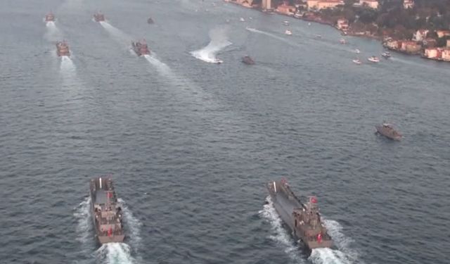 İstanbul Boğazı’ndan geçen 100 gemi havadan helikopter ile görüntülendi