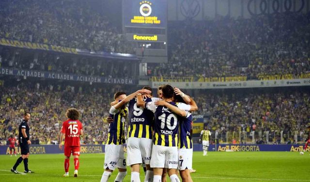 Trendyol Süper Lig: Fenerbahçe: 3 - Hatayspor: 0 (İlk yarı)