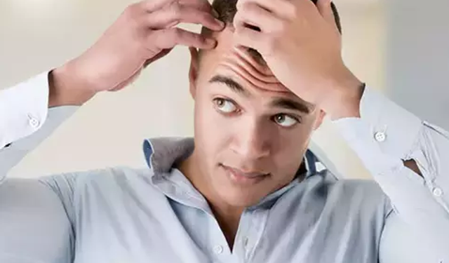 Beyaz saçları yok eden saç dökülmesini durduran bitkisel kür: Saçlarınız kökünden fışkıracak!