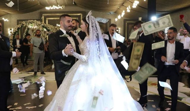 Düğünde dolarlar havada uçuştu: Geline 7 kilo altın takıldı