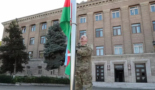 İşgalci rejim ''başkent'' diyordu! Aliyev o bölgede de bayrağı göndere çekti
