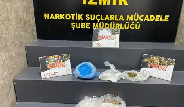 İzmir’de durdurulan araçtan 2 kiloya yakın kokain ele geçirildi