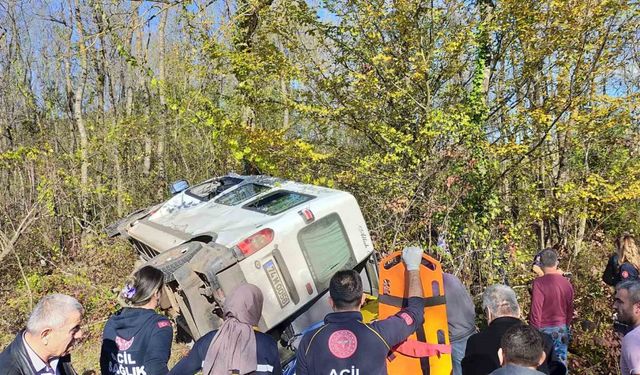 Yolcu minibüsü yoldan çıktı: 1 ölü, 11 yaralı