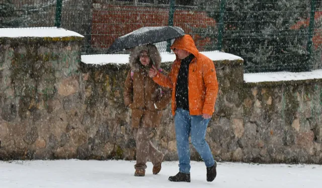 Atkı, bere ve eldivenleri hazırlayın... Meteoroloji gün verdi: İstanbul'a kar yağacak!