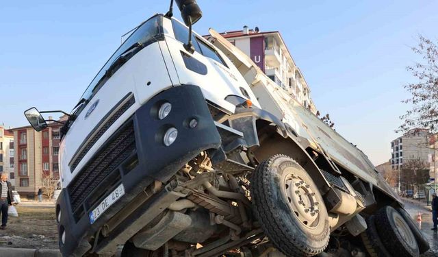 Elazığ’da ilginç kaza: Yol çöktü kamyon çukura düştü