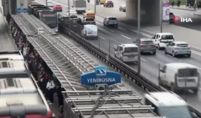 İstanbul'da çile sürüyor! Metrobüs arızalandı, vatandaşlar yolda kaldı
