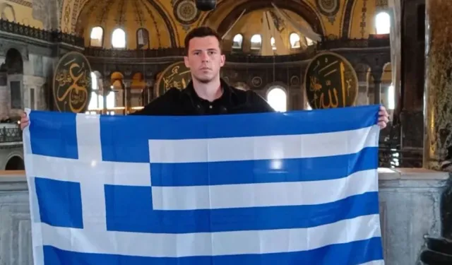 Ayasofya Camii'nde Yunan turistten provokasyon: Bayrak açıp fotoğraf paylaştı