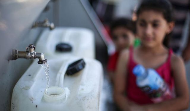 Gazze'de kişi başına düşen su miktarı 2 litre!