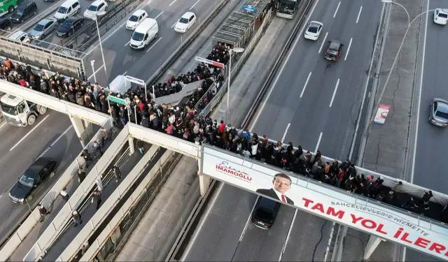 İstanbul'da trajikomik manzara! Metrobüs çilesi sırasında çekildi