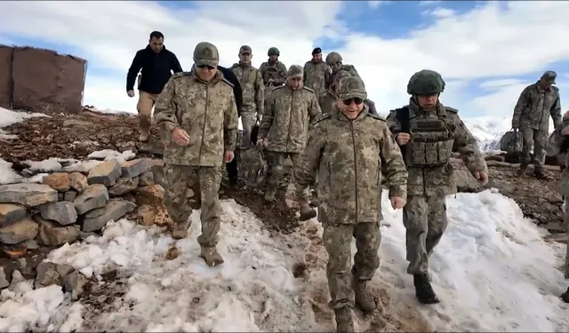 Kara Kuvvetleri Komutanı Orgeneral Bayraktaroğlu sınırda