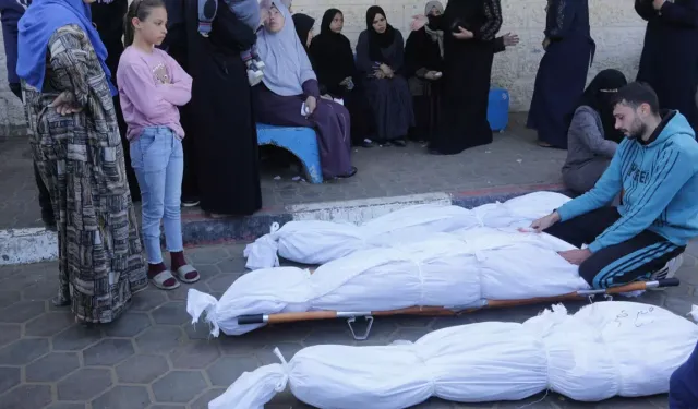 Soykırımcı İsrail, Gazze'ye ölüm yağdırdı! Onlarca Filistinli hayatını kaybetti