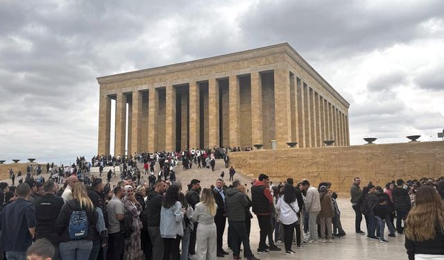 Anıtkabir'de bayramda ziyaretçi yoğunluğu yaşandı