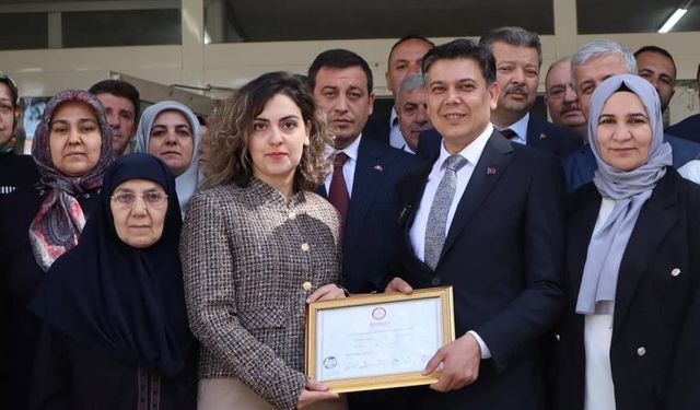 MHP lideri Bahçeli'nin tebrik ettiği Belediye Başkanı mazbatasını aldı