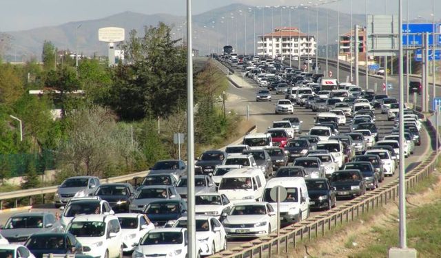 'Kilit kavşak'ta bayram dönüşü trafik yoğunluğu