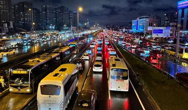 İstanbul'da trafik yoğunluğu: Araçlar durma noktasına geldi