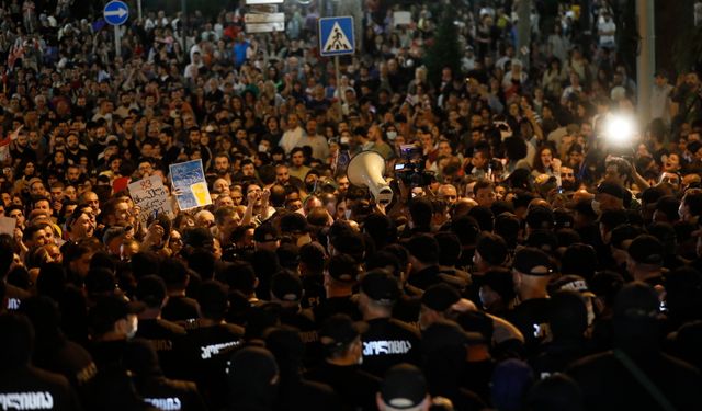 Gürcistan'da binlerce kişi sokağa çıktı! Yasa tasarısı protesto ediliyor