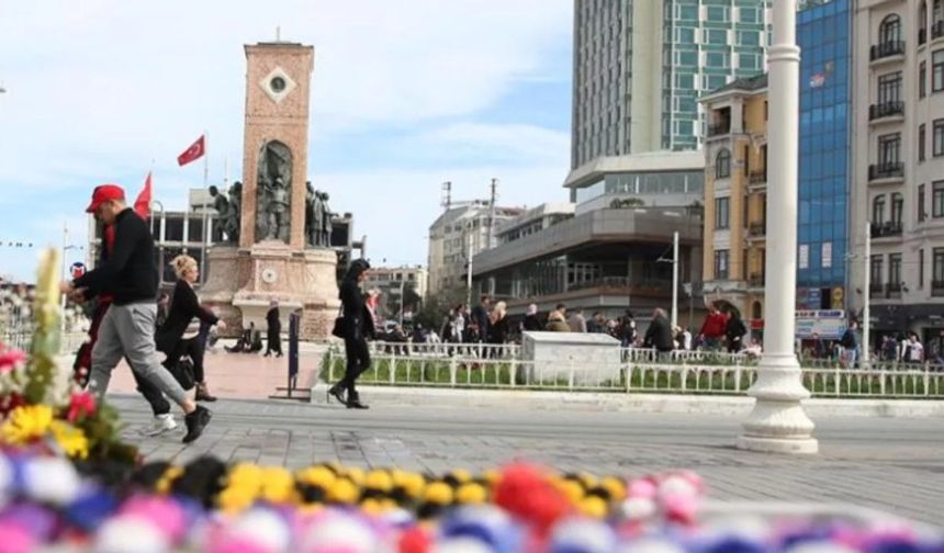 İstanbul Valisi Ali Yerlikaya, Beyoğlu'ndaki patlamada hayatını kaybedenleri ve yaralananları andı