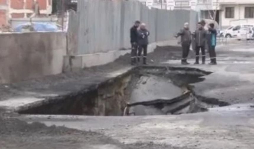 Zeytinburnu'nda patlama nedeniyle yol çöktü, oluşan dev çukur görenleri şaşırtıyor