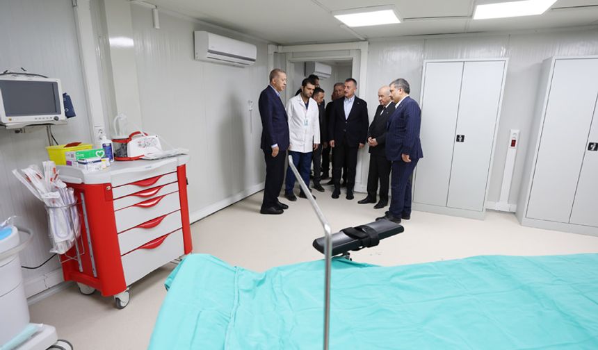Cumhurbaşkanı Erdoğan ile MHP lideri Bahçeli, Hatay Defne Sahra Hastanesi’ni ziyaret etti