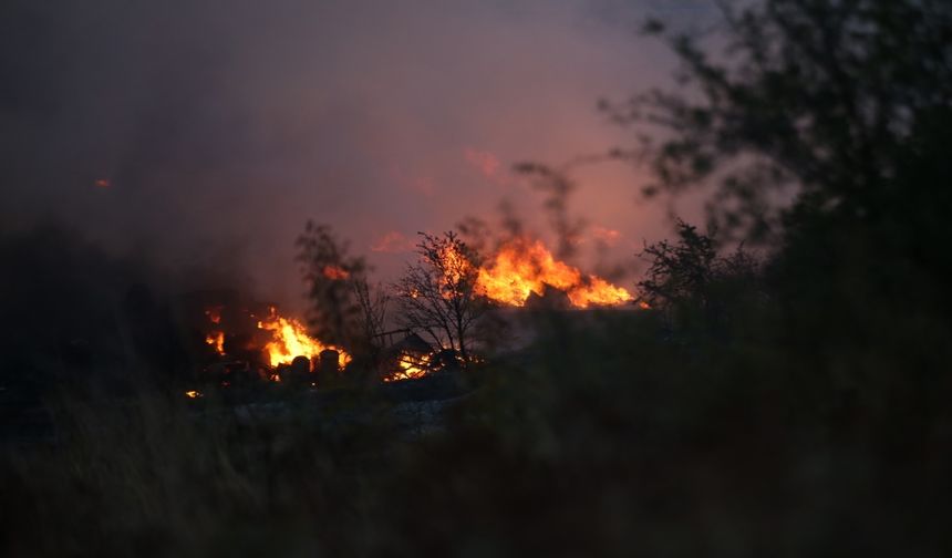 Gelibolu'da zirai alanda çıkan yangın kısmen kontrol altına alındı