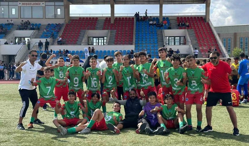 Diyarbakırlı depremzede çocuklar, UYAFA Ağrı Dağı Cup Kupası şampiyonu oldu