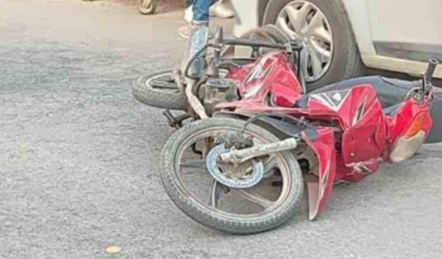 Polisten kaçan motosiklet sürücüsü park halindeki araca çarptı